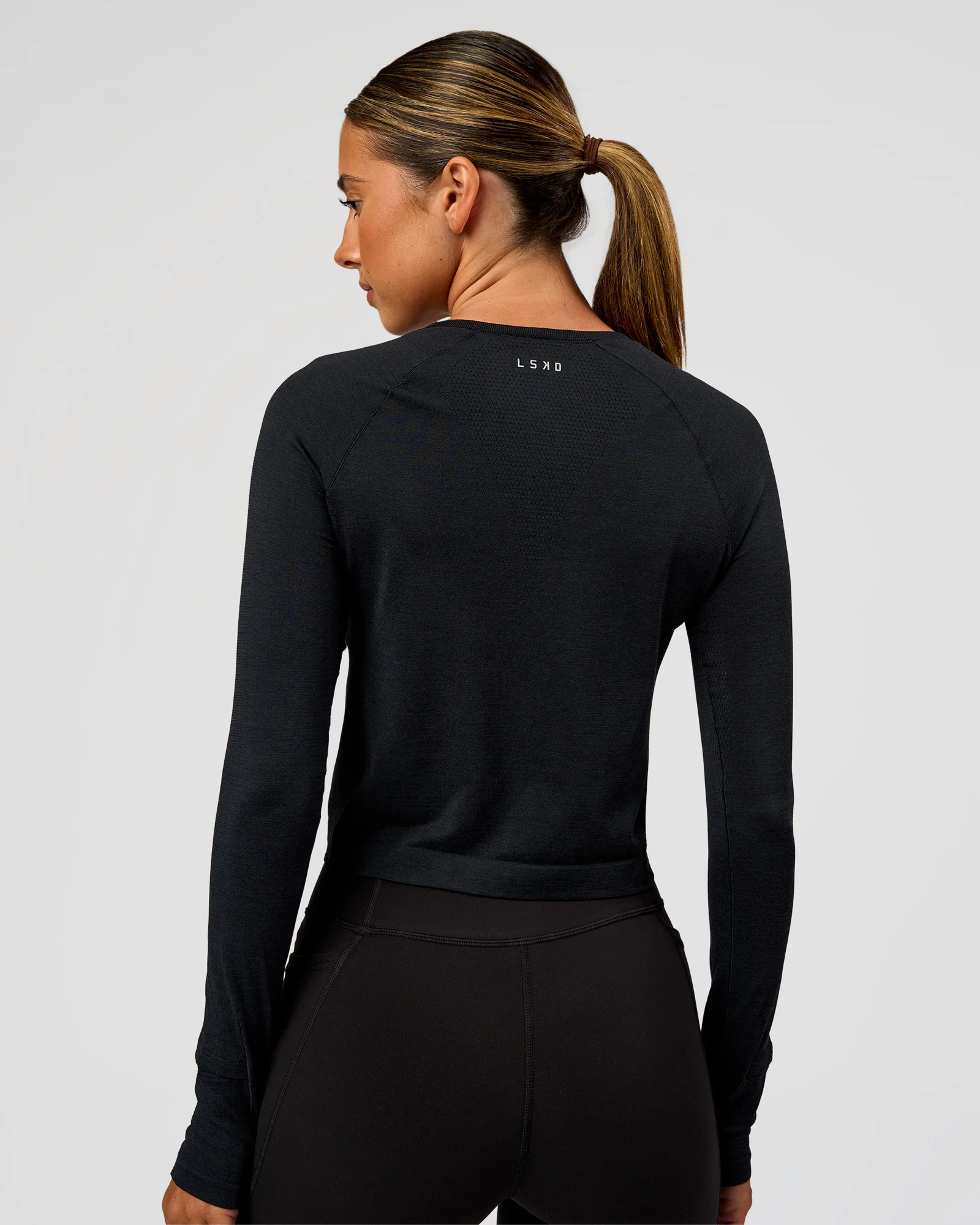 AeroFLX+ Seamless Long Sleeve Skimmer Tee - Black Marl - Image 7