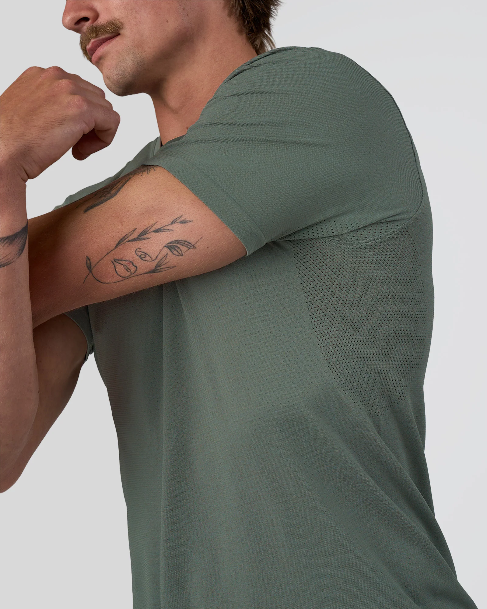 AeroFLX+ Seamless Set In Tee - Graphite/Graphite - Image 2