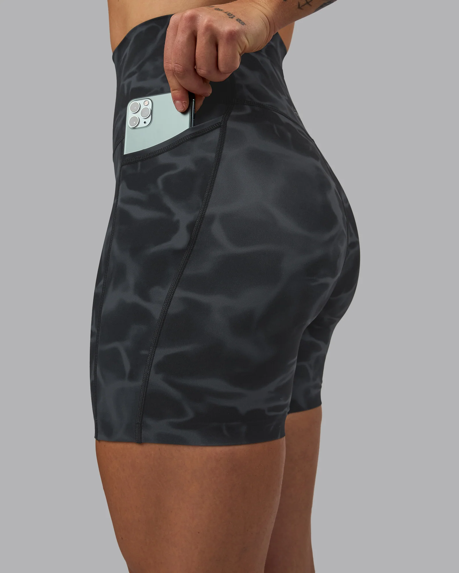 Elixir Ultra High-Rise 6" Short Pockets - Tranquil-Black - Image 6