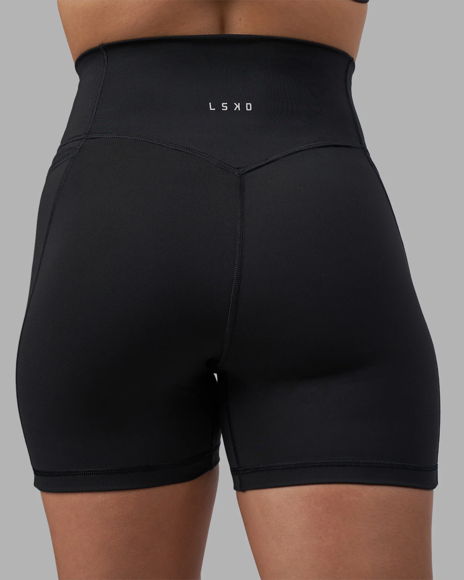 Fusion V-Contour Ultra High-Rise 4' Short Pockets - Black - Image 10