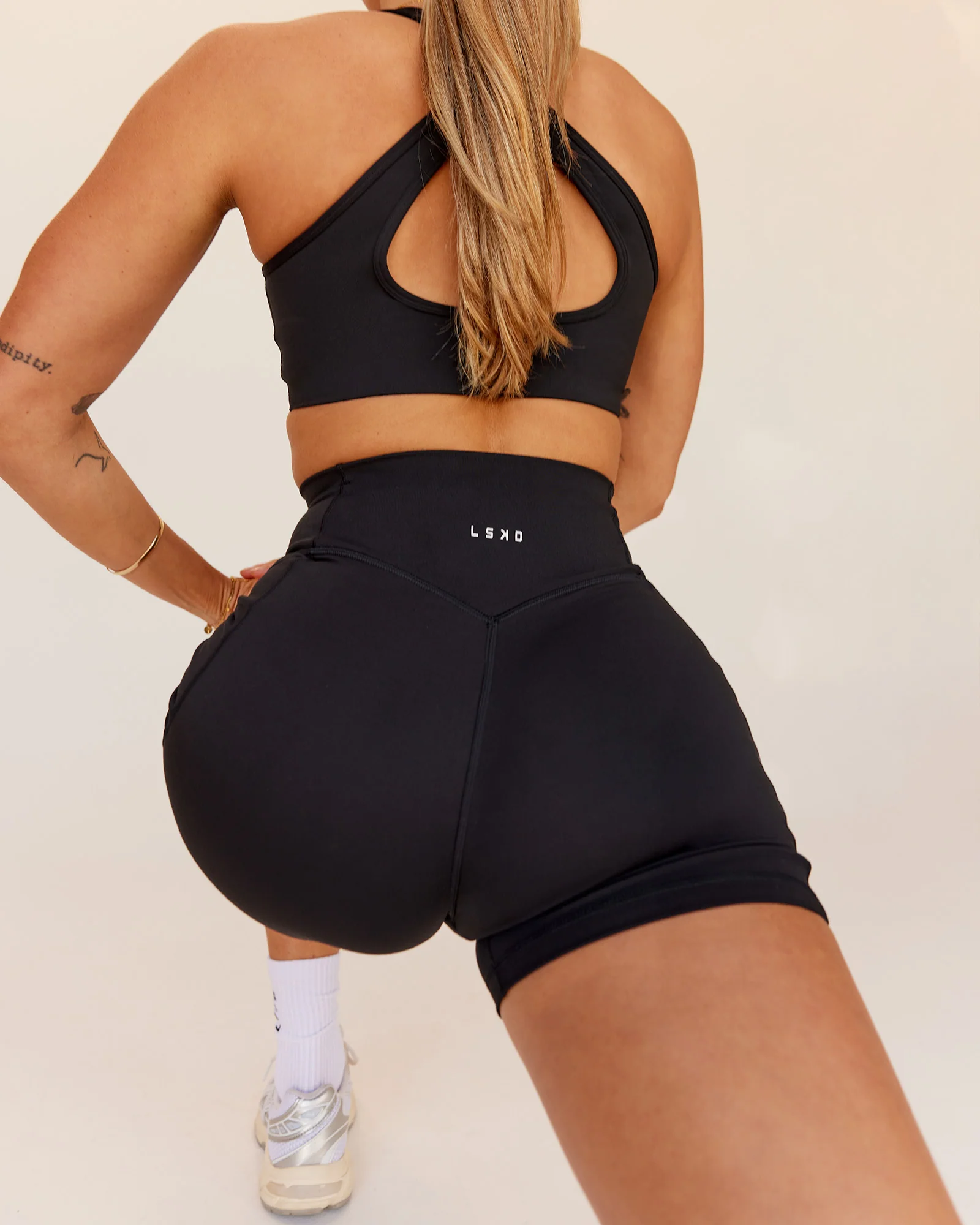 Fusion V-Contour Ultra High-Rise 4' Short Pockets - Black - Image 4