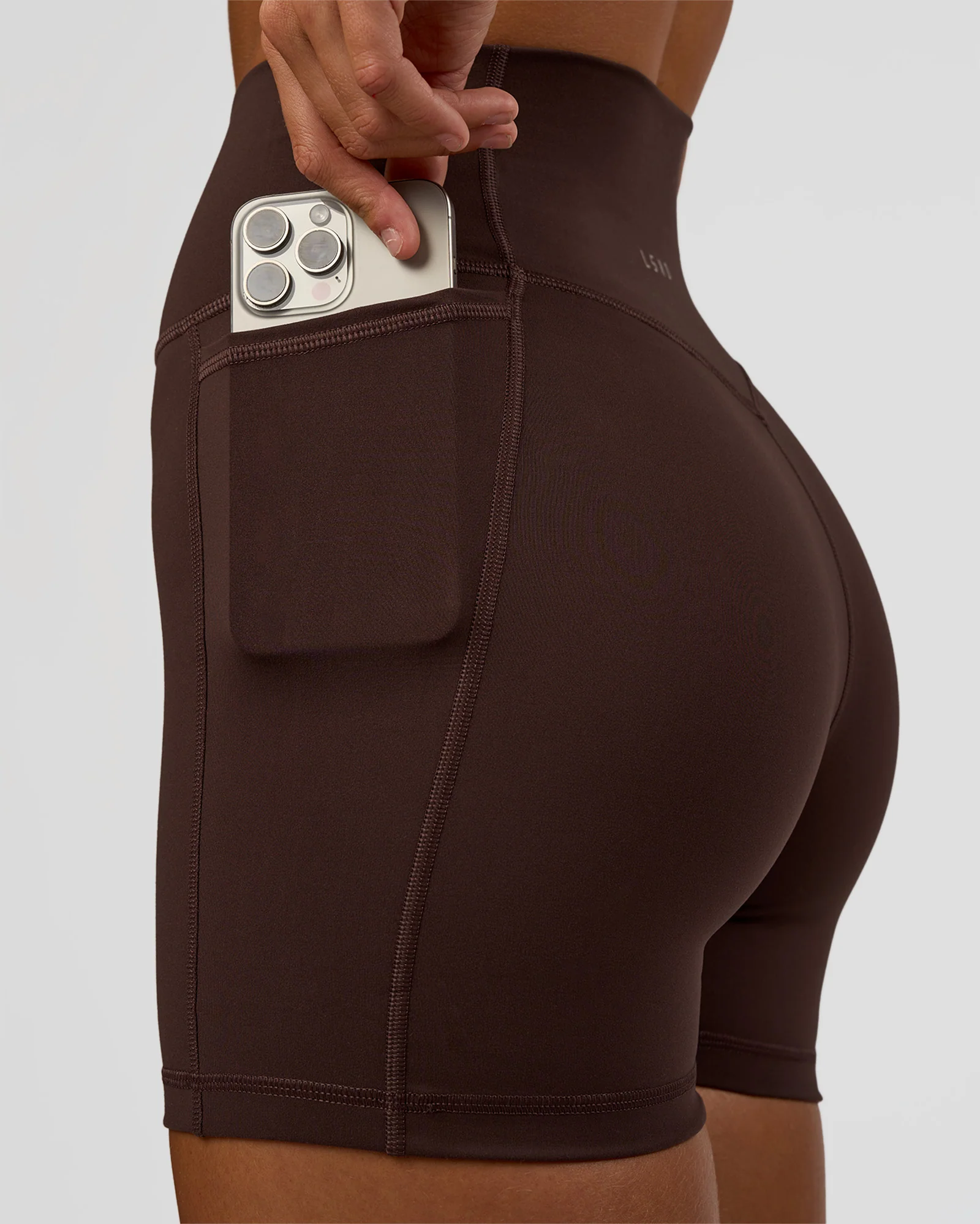 Fusion V-Contour Ultra High-Rise 4' Short Pockets - Hot Chocolate - Image 4