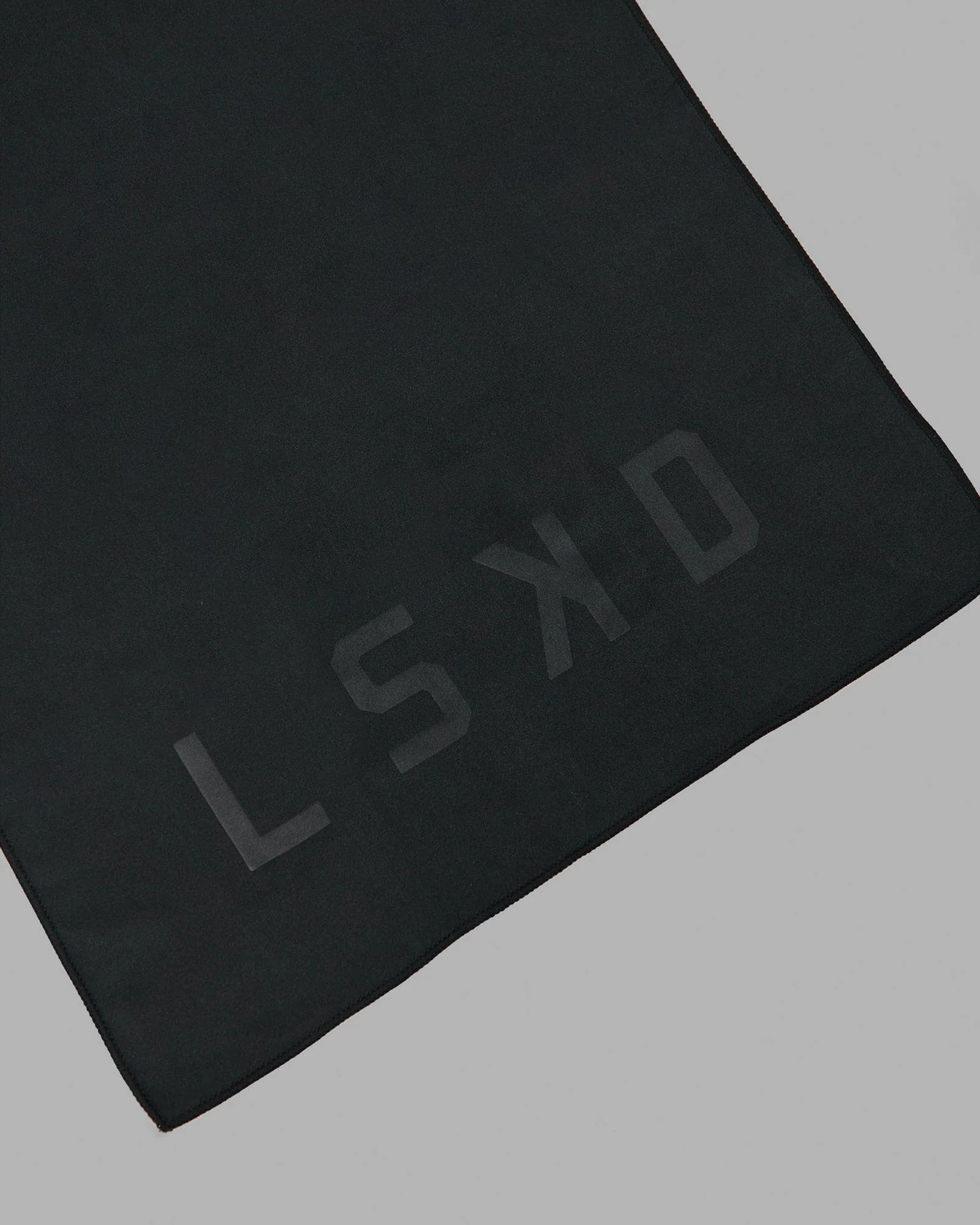 Perform Microfibre Lightweight Towel Medium - Black - Image 3